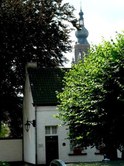 toren_vanuit_begijnhof_384x512