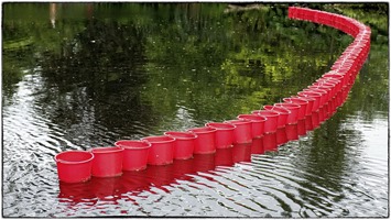 kunstmanifestatie 'tussen kunst en keer[dijk]' in den dungen. kunstwerk 'the bucket list' van de deelnemende kunstenaars judith besselink-kielman, robin groeneveld, margreet van der meij, sandra menken, mientje wigman, jacqueline van roosmalen.
bij het kunstwerk staat een bordje met de tekst "ga rustig zitten. laat je meevoeren met de emmers. je zou een moment de tijd kunnen nemen om stil te staan bij wat jij nog graag wilt doen in je leven."
the bucket list is de titel van een film van Rob Reiner met in de hoofdrollen Jack Nicholson en Morgan Freeman die als terminaal zieken samen die dingen ondernemen die ze nog voor hun dood willen doen.