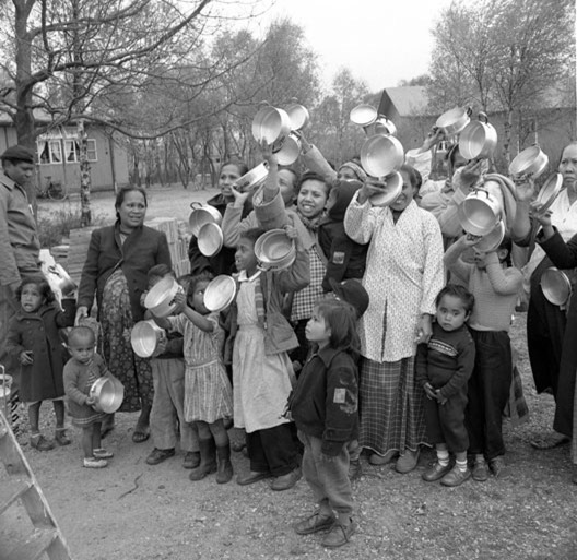 Omstreeks 1958 protesteerden Molukkers, toen meestal aangeduid met 'Ambonnezen'  in een 'opvangkamp' in de gemeente Ooststellingwerf (Friesland) tegen hun behandeling door de Nederlandse regering. Uiteindelijk zou hun strijd om een staat, onafhankelijk van Indonesië, in de jaren zeventig uitdraaien op twee treinkapingen, waarvan één (De Punt) met dodelijke afloop voor (sommige)  gijzelaars en gijzelnemers. Bij het protest in Oosterwolde maakte ik deze foto, maar hij is wel door een fotograaf van De Telegraaf geënsceneerd. Ik weet niet meer of ik de foto ook daadwerkelijk heb gebruikt, of dat wij een 'reguliere demonstratiefoto' gebruikten.