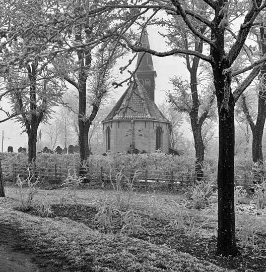 In januari 1956 (de Elfstedenwinter) reed ik met mijn goede collega Arend Wijnsma van het Friesch Dagblad, later voorlichter van de provincie Friesland en te jong overleden, door de Zuidwesthoek van Friesland en stopten we voor deze foto in Ferwoude. Op dat moment werd ik verliefd op Friesland.